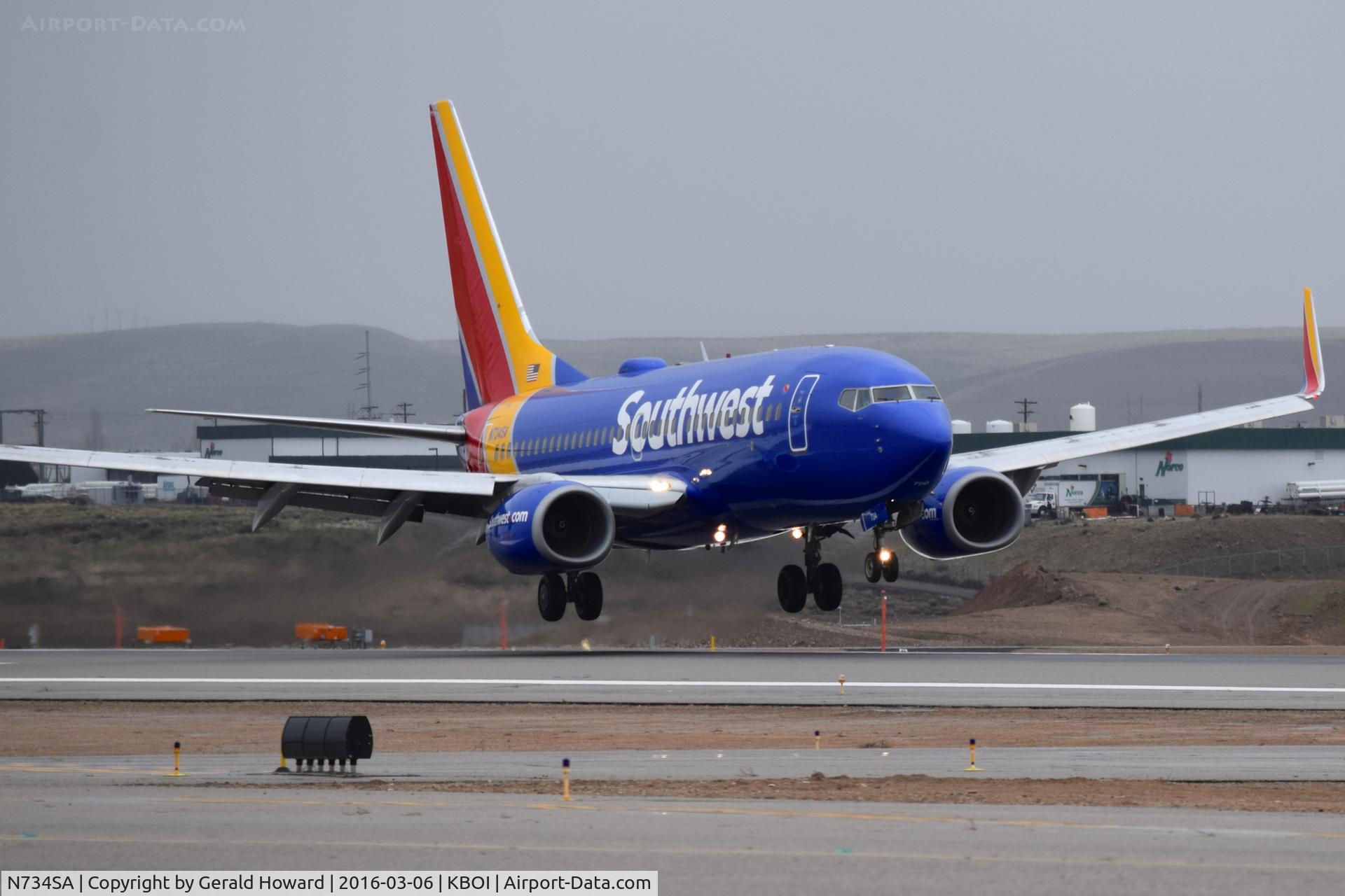 N734SA, 1999 Boeing 737-7H4 C/N 27866, About to land on RWY 28R.