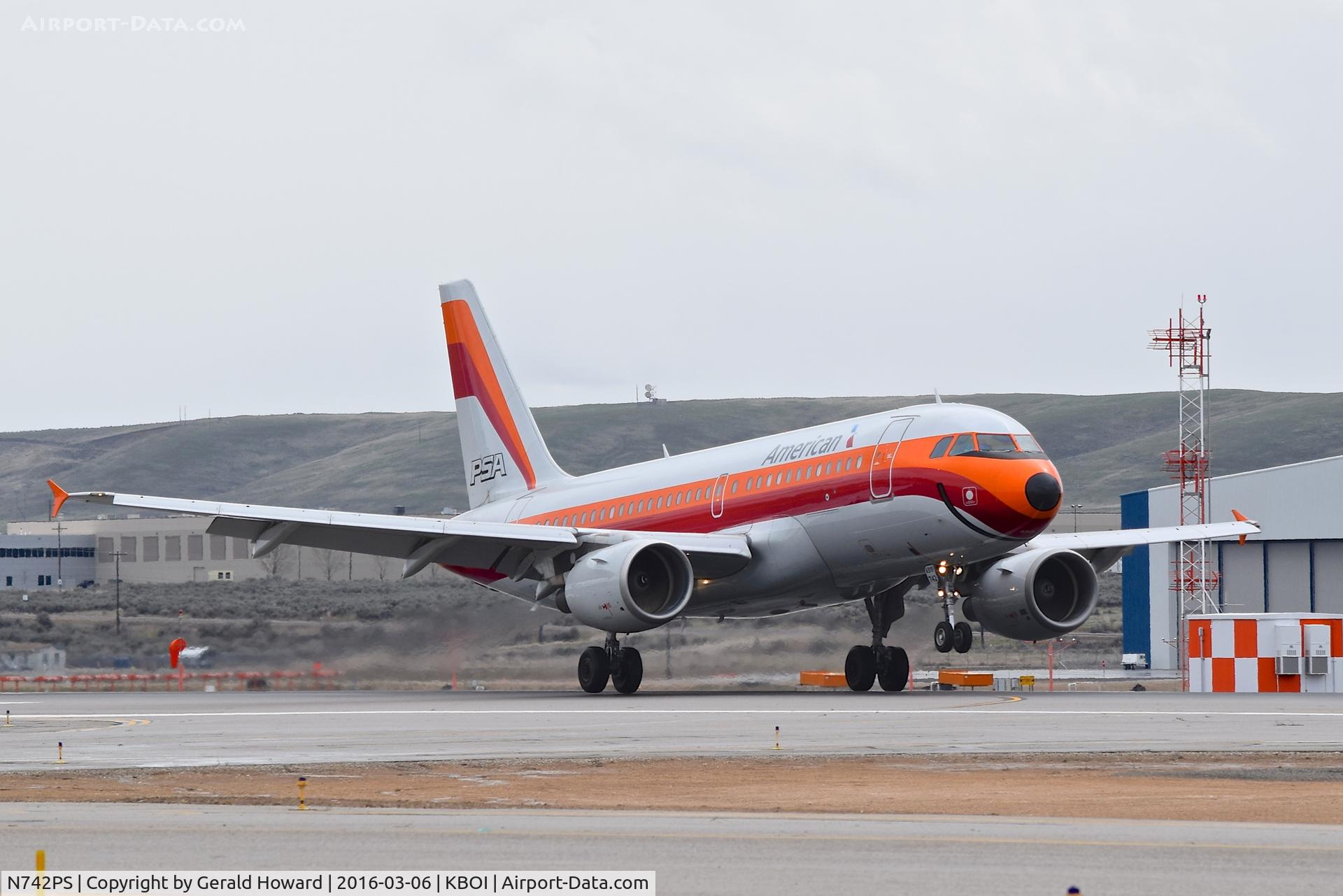 N742PS, 2000 Airbus A319-112 C/N 1275, Landing RWY 28R.