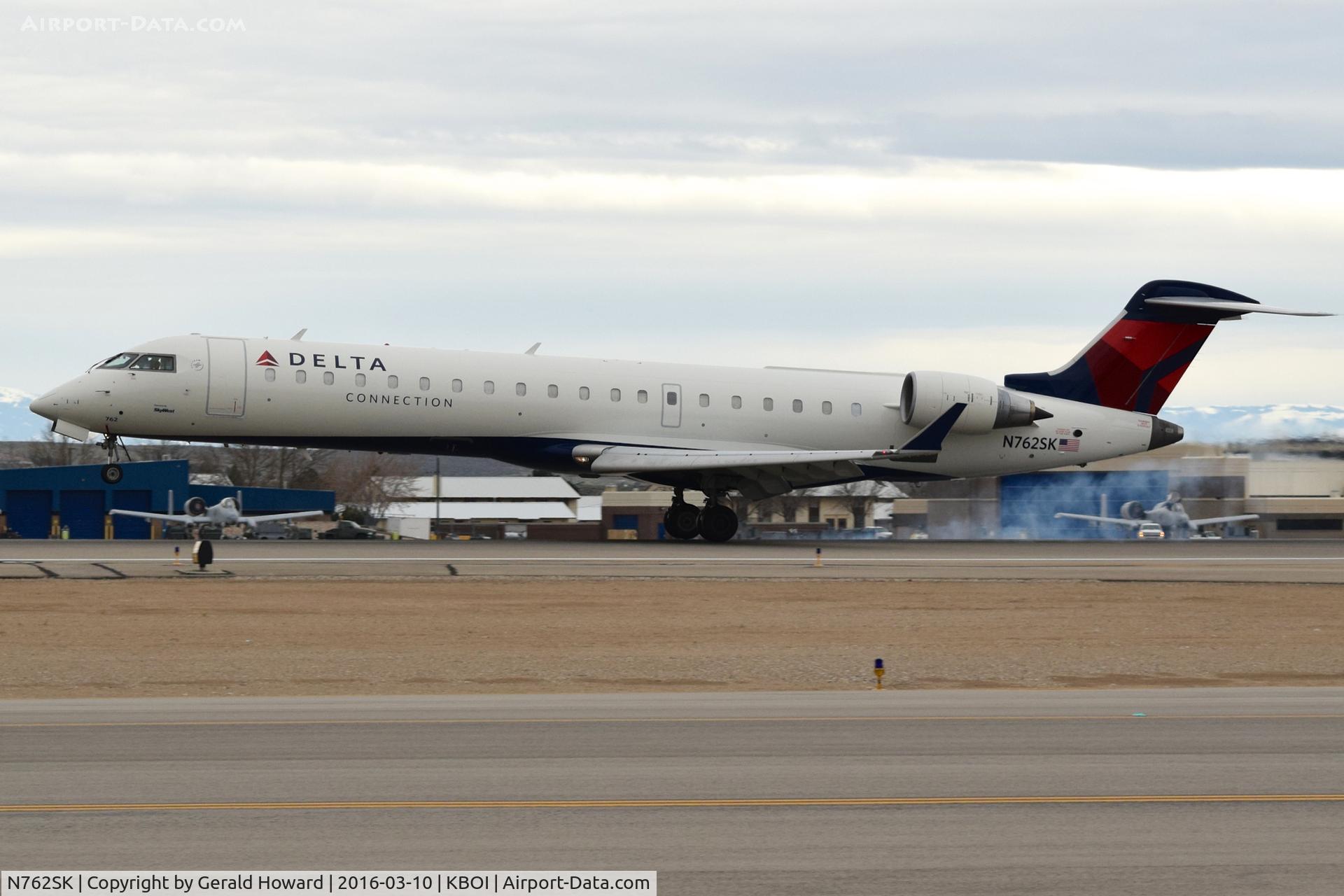 N762SK, 2005 Bombardier CRJ-701ER (CL-600-2C10) Regional Jet C/N 10226, Landing RWY 10L.