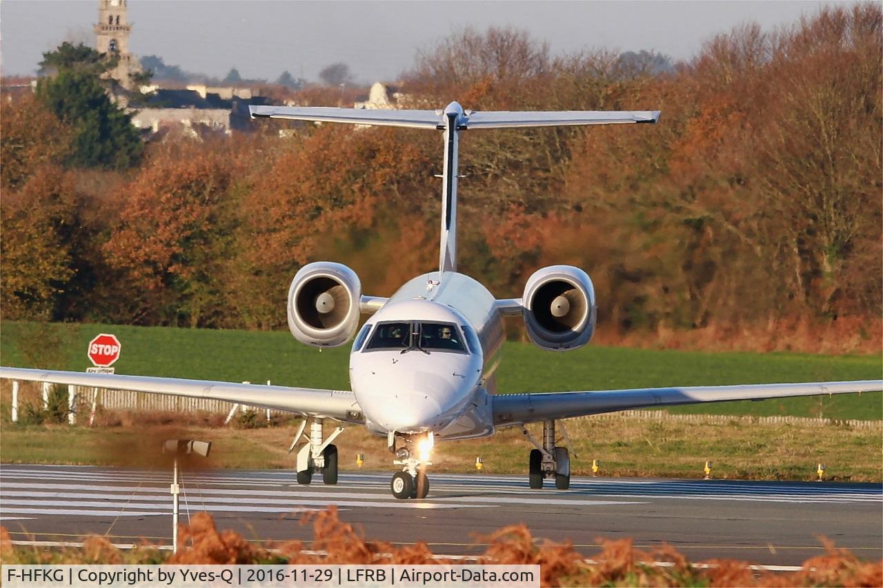F-HFKG, 2000 Embraer ERJ-145LR (EMB-145LR) C/N 145253, Embraer ERJ-145LR, Lining up rwy 07R, Brest-Bretagne Airport (LFRB-BES)