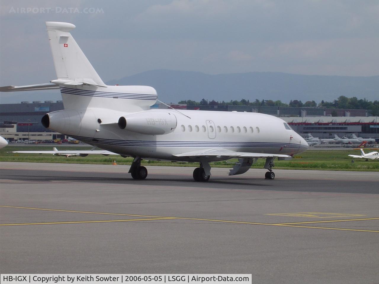 HB-IGX, 2001 Dassault Falcon 900EX C/N 86, Parked up