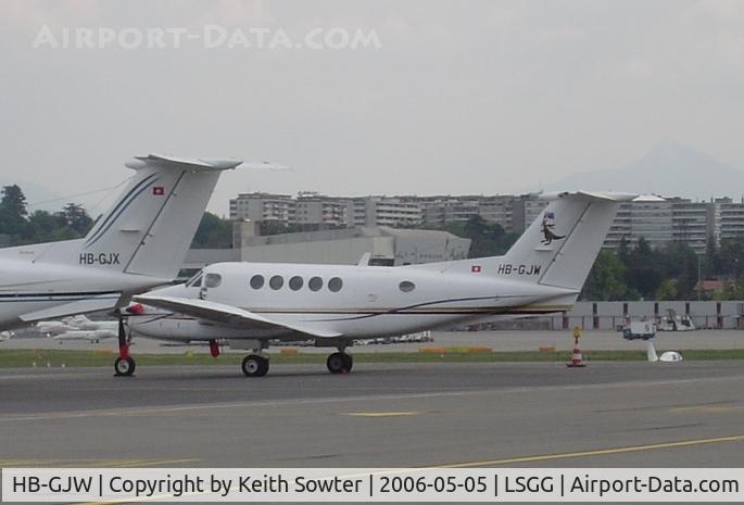 HB-GJW, 1995 Beech B200 King Air C/N BB-1505, Parked up