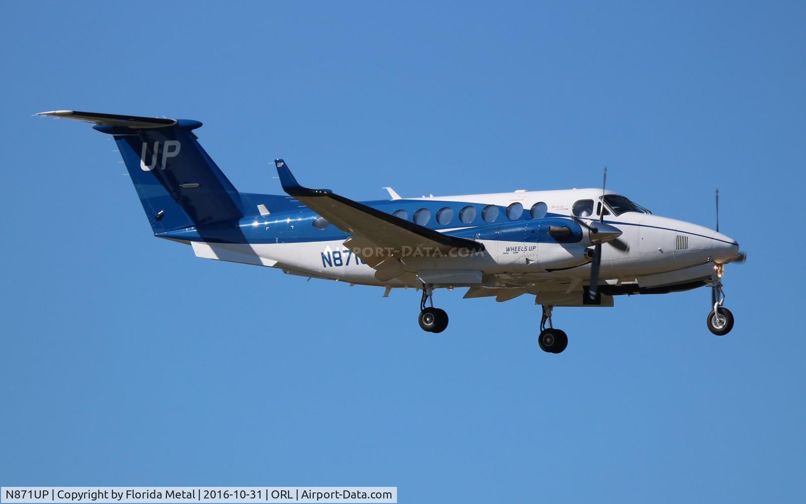 N871UP, 2016 Beechcraft B300 Super King Air 350 C/N FL-1075, Wheels Up
