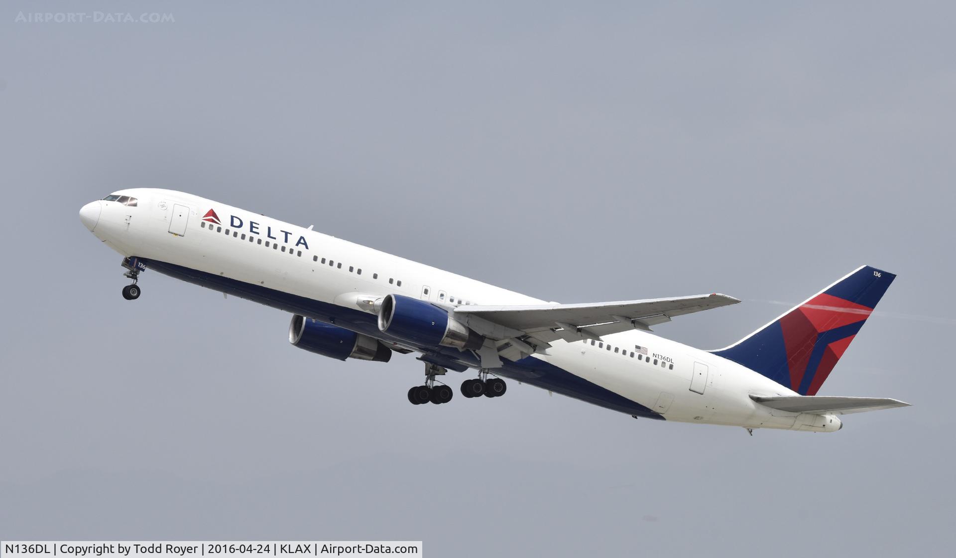 N136DL, 1991 Boeing 767-332 C/N 25146, Departing LAX on 25R