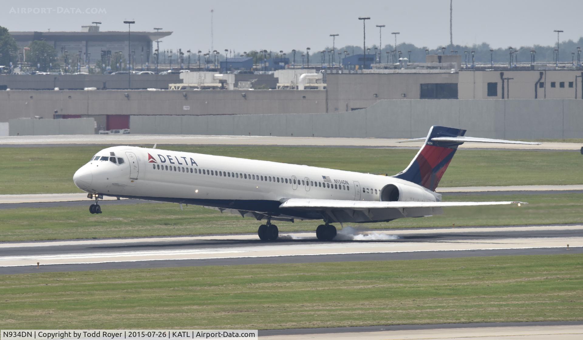 N934DN, 1996 McDonnell Douglas MD-90-30 C/N 53462, Arriving at Atlanta