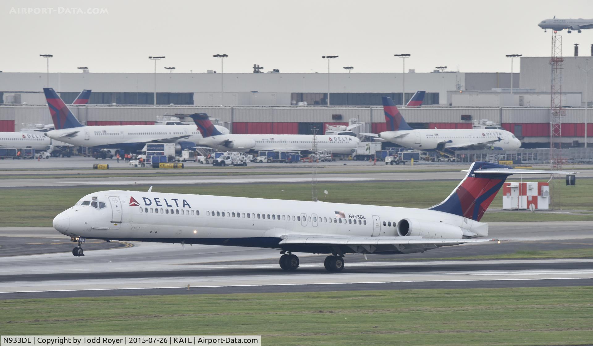 N933DL, 1989 McDonnell Douglas MD-88 C/N 49720, Arriving at Atlanta