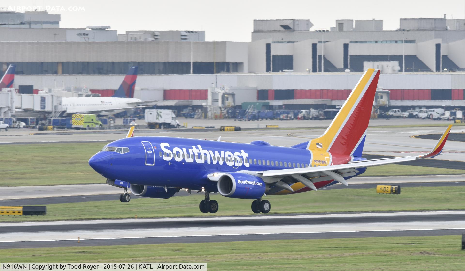 N916WN, 2008 Boeing 737-7H4 C/N 36623, Arriving at Atlanta