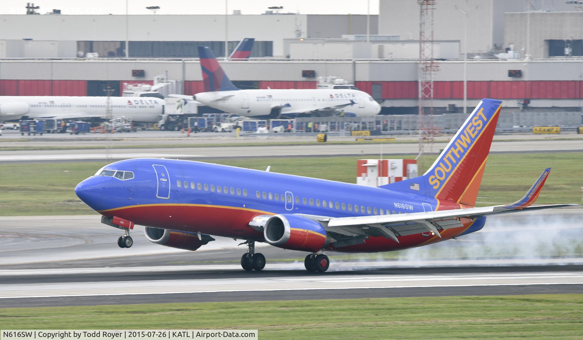 N616SW, 1995 Boeing 737-3H4 C/N 27699, Arriving at Atlanta