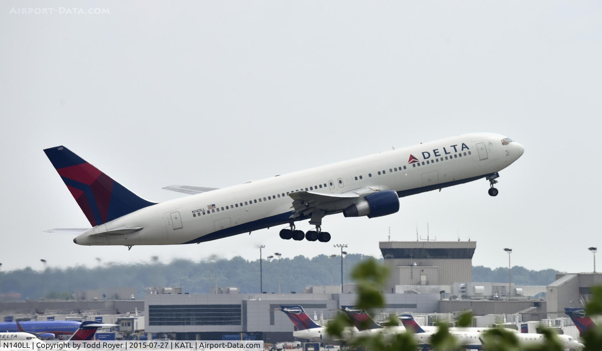 N140LL, 1993 Boeing 767-332 C/N 25988, Departing Atlanta