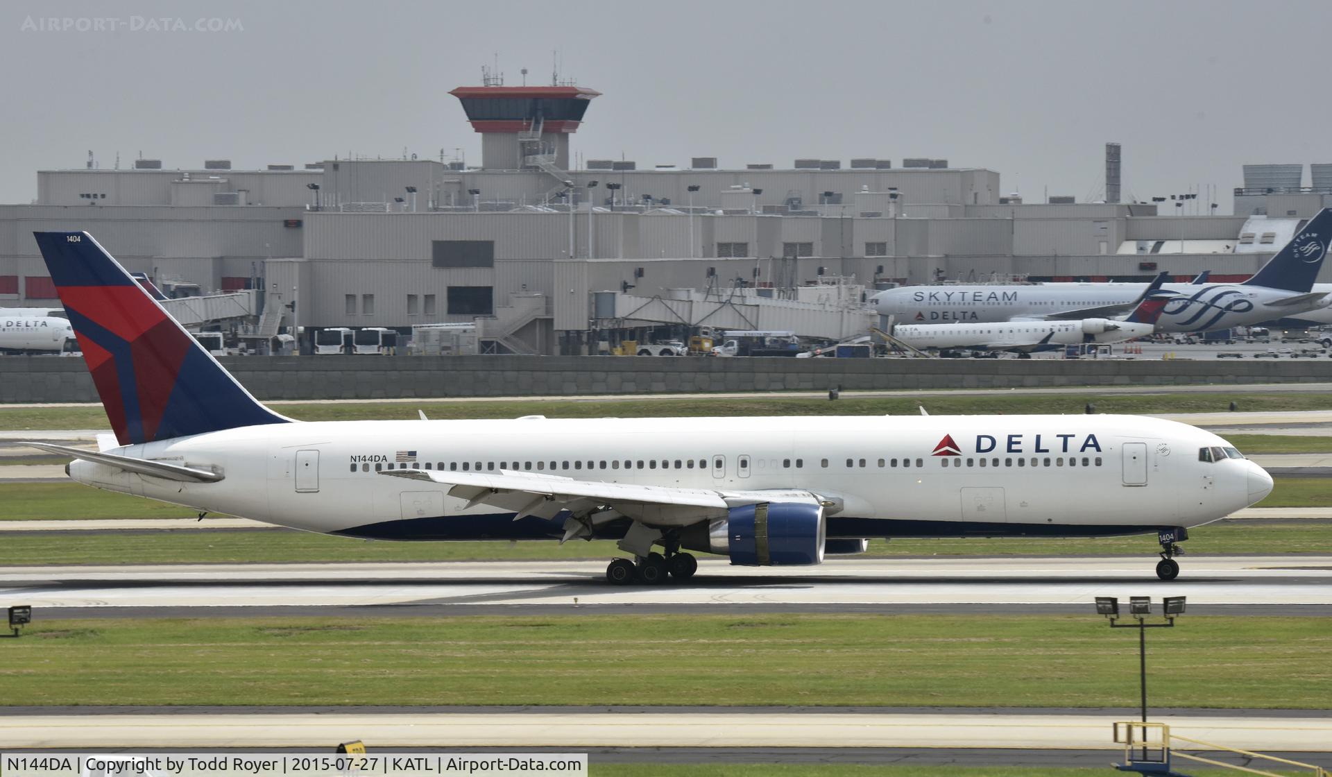N144DA, 1999 Boeing 767-332 C/N 27584, Arriving at Atlanta
