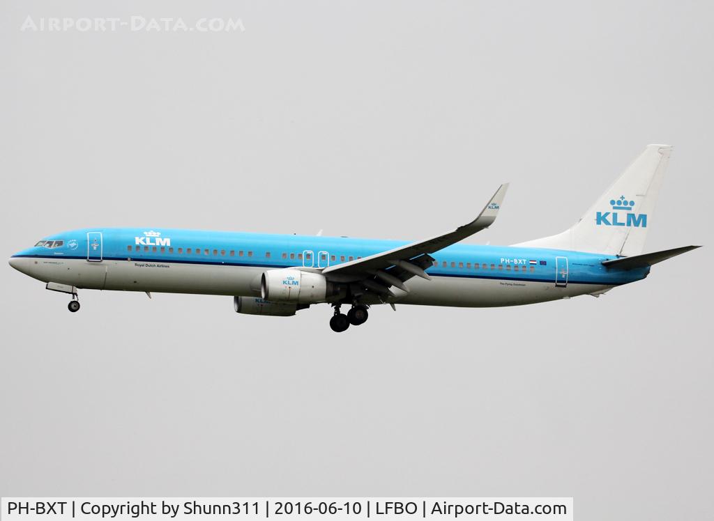 PH-BXT, 2004 Boeing 737-9K2 C/N 32944, Landing rwy 32L