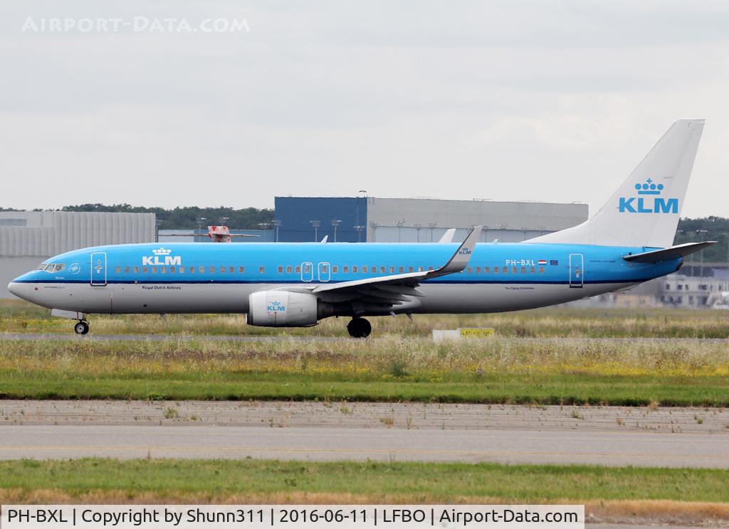 PH-BXL, 2000 Boeing 737-8K2 C/N 30359, Lining up rwy 32R for departure...