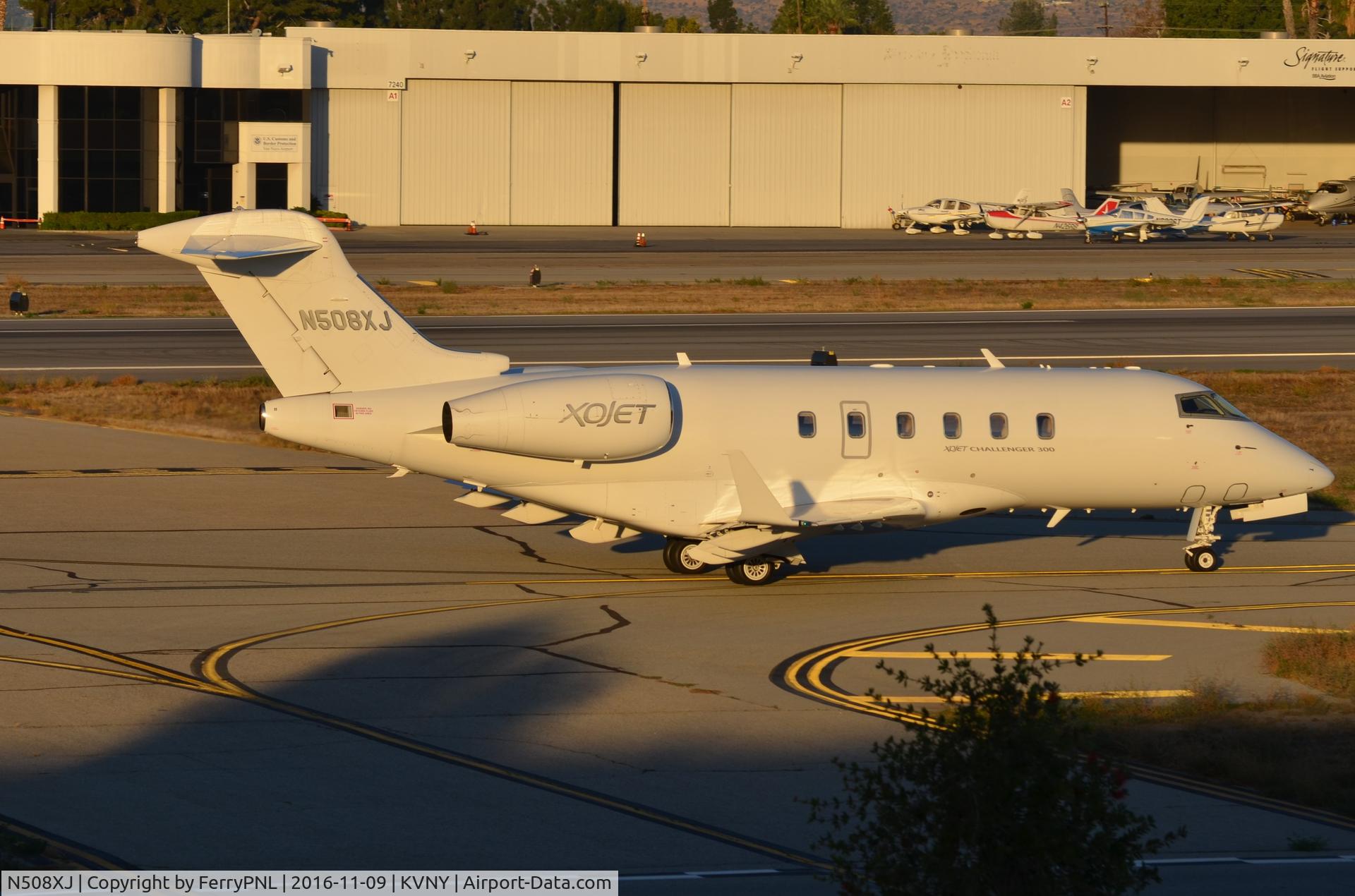 N508XJ, 2003 Bombardier Challenger 300 (BD-100-1A10) C/N 20008, Xojet CL300 taxying for departure.