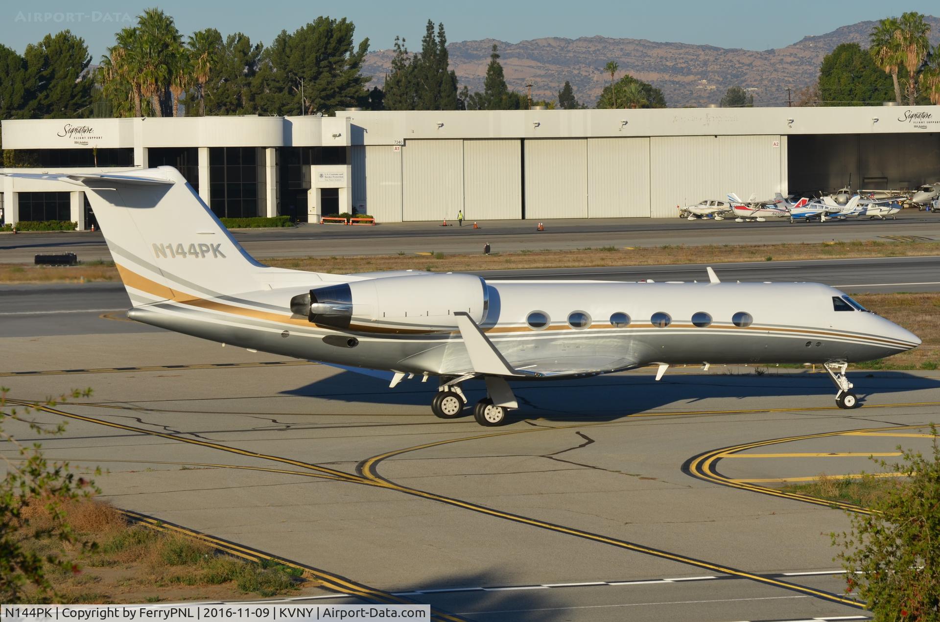 N144PK, 1992 Gulfstream Aerospace G-IV C/N 1210, G4 taxying out