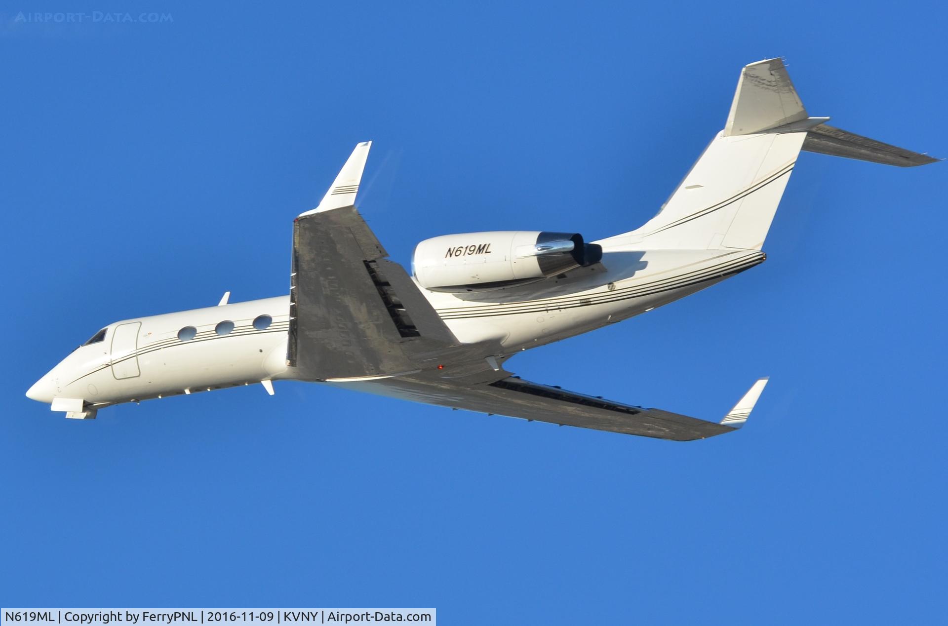 N619ML, 1988 Gulfstream Aerospace G-IV C/N 1062, Gulfstream 4 departing.