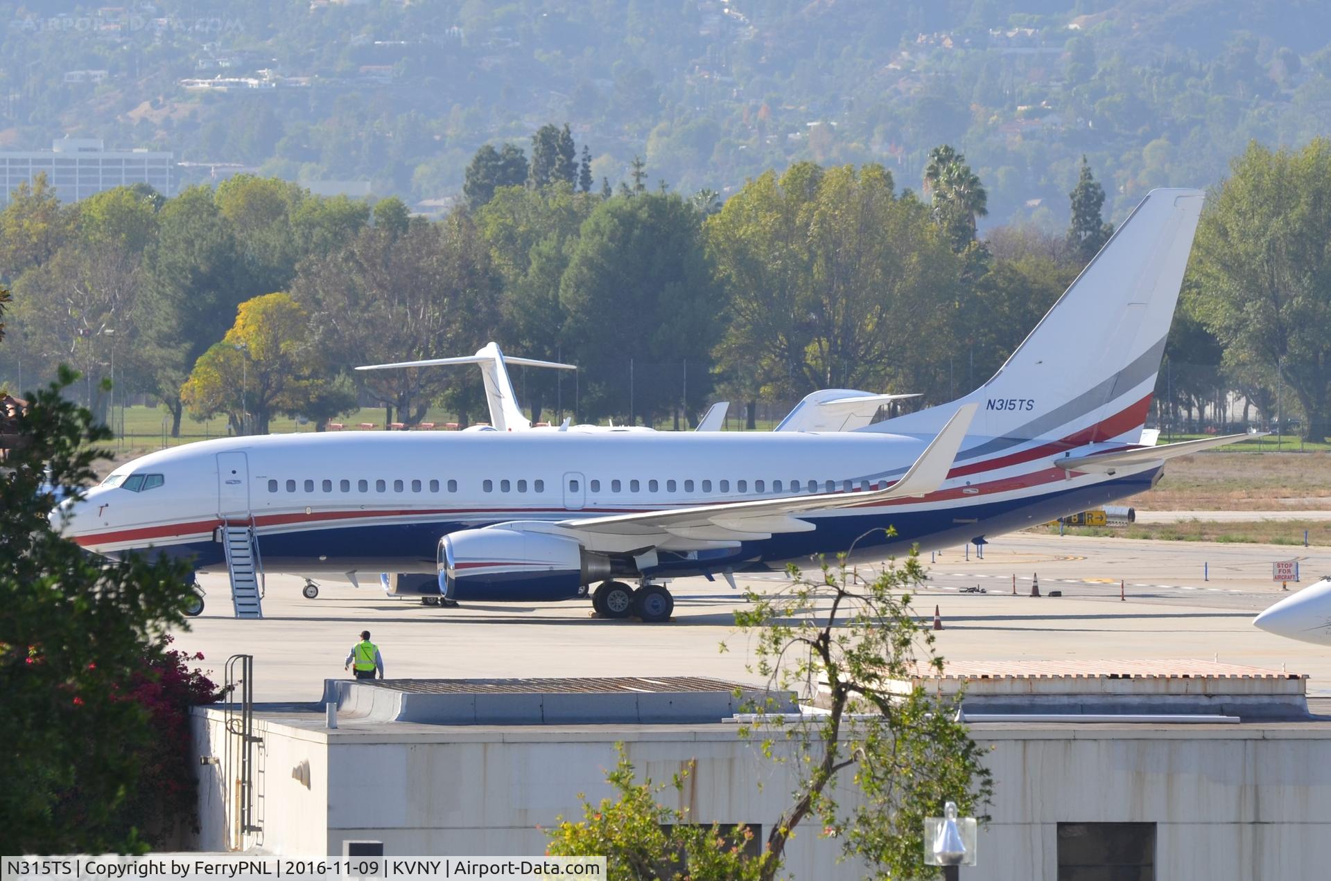 N315TS, 2000 Boeing 737-7CU C/N 30772, BBJ parked at VNY
