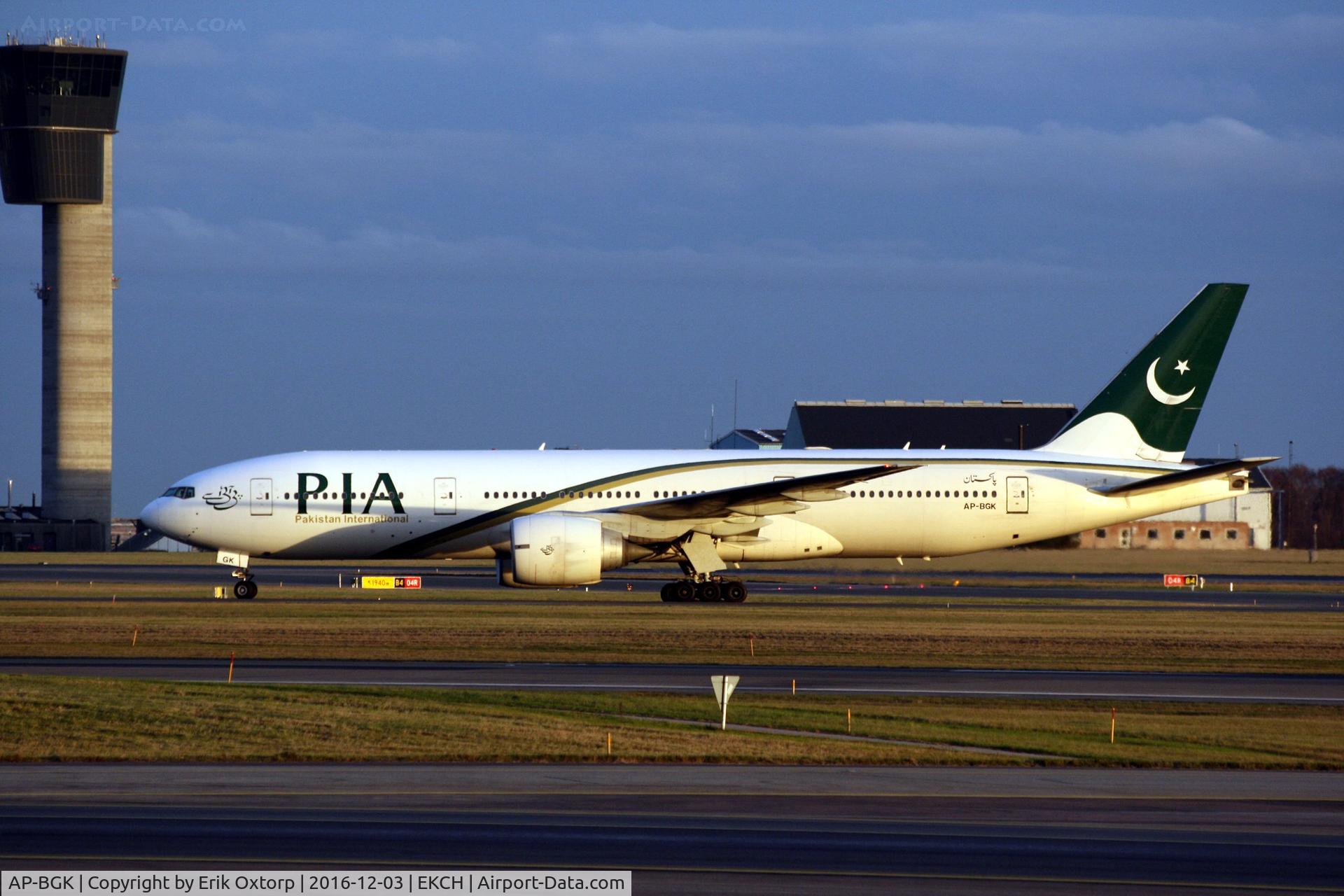 AP-BGK, 2004 Boeing 777-240/ER C/N 33776, AP-BGK just arrived rw 22L