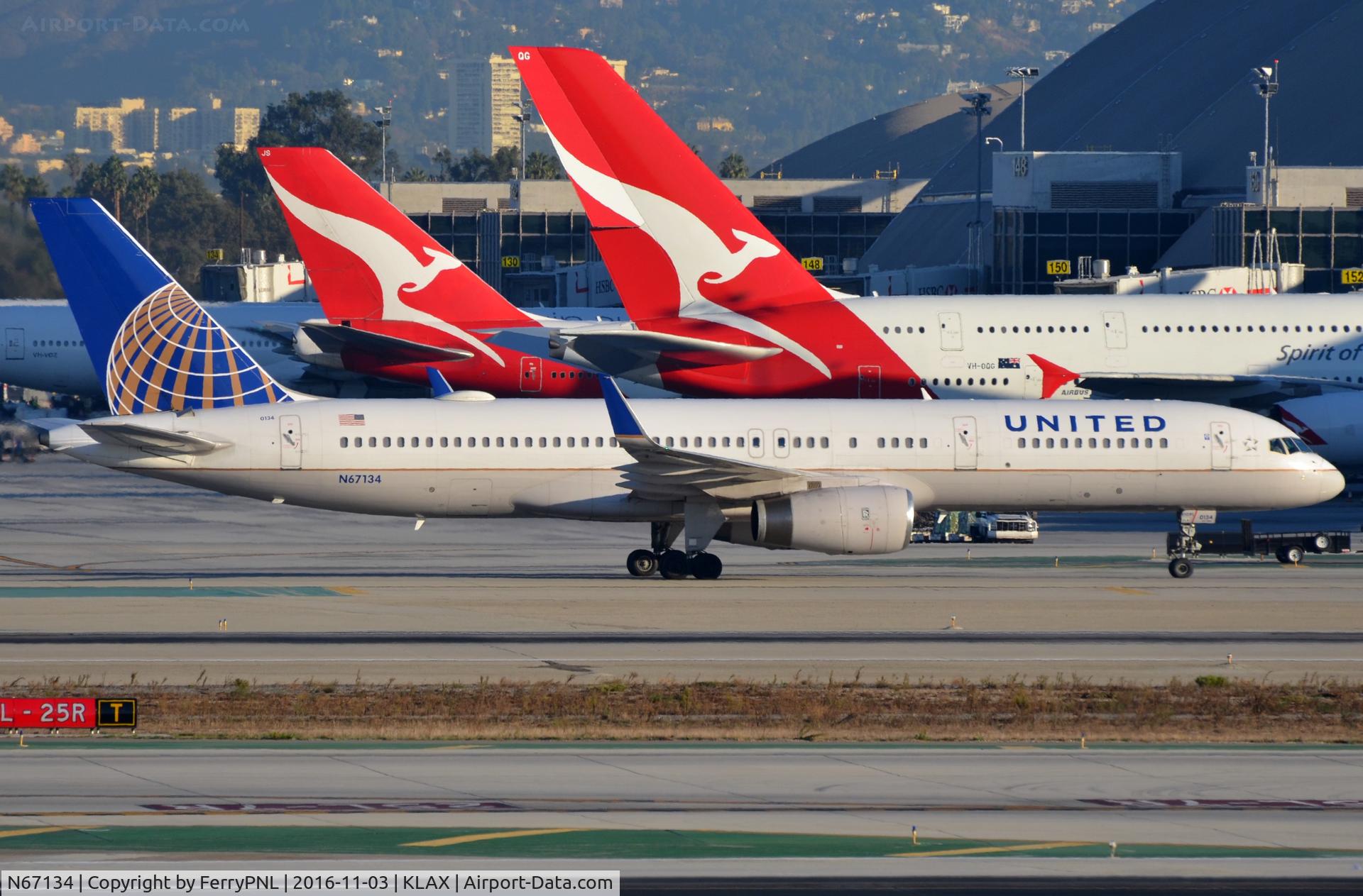 N67134, 1999 Boeing 757-224 C/N 29283, United B752 taxying to its gate.