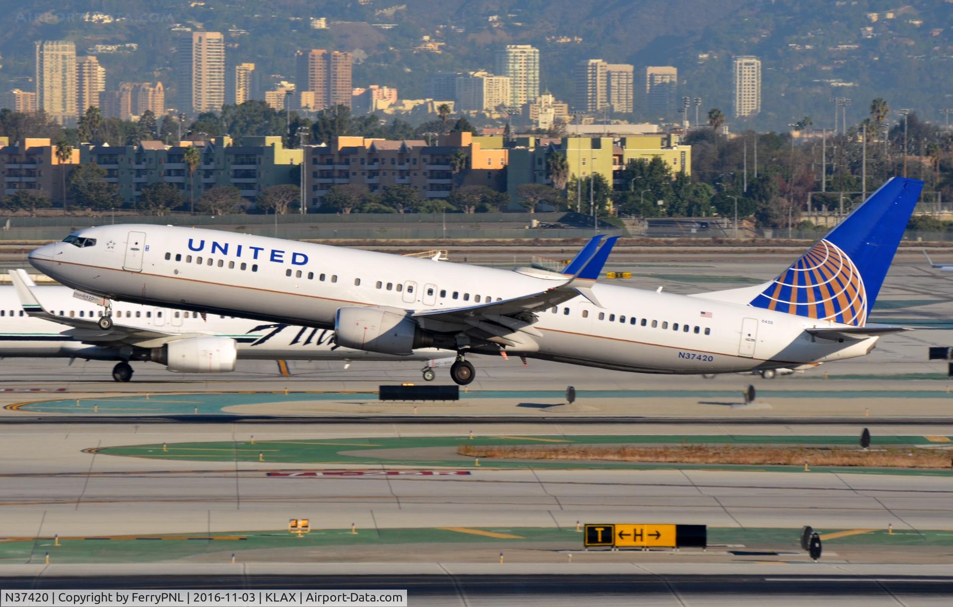N37420, 2008 Boeing 737-924/ER C/N 33457, United B739