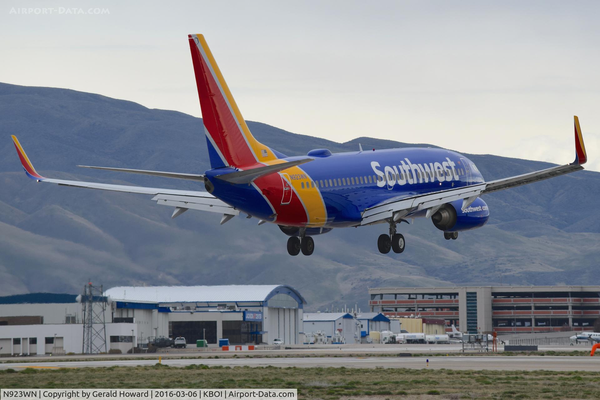 N923WN, 2008 Boeing 737-7H4 C/N 36627, Landing RWY 10L.