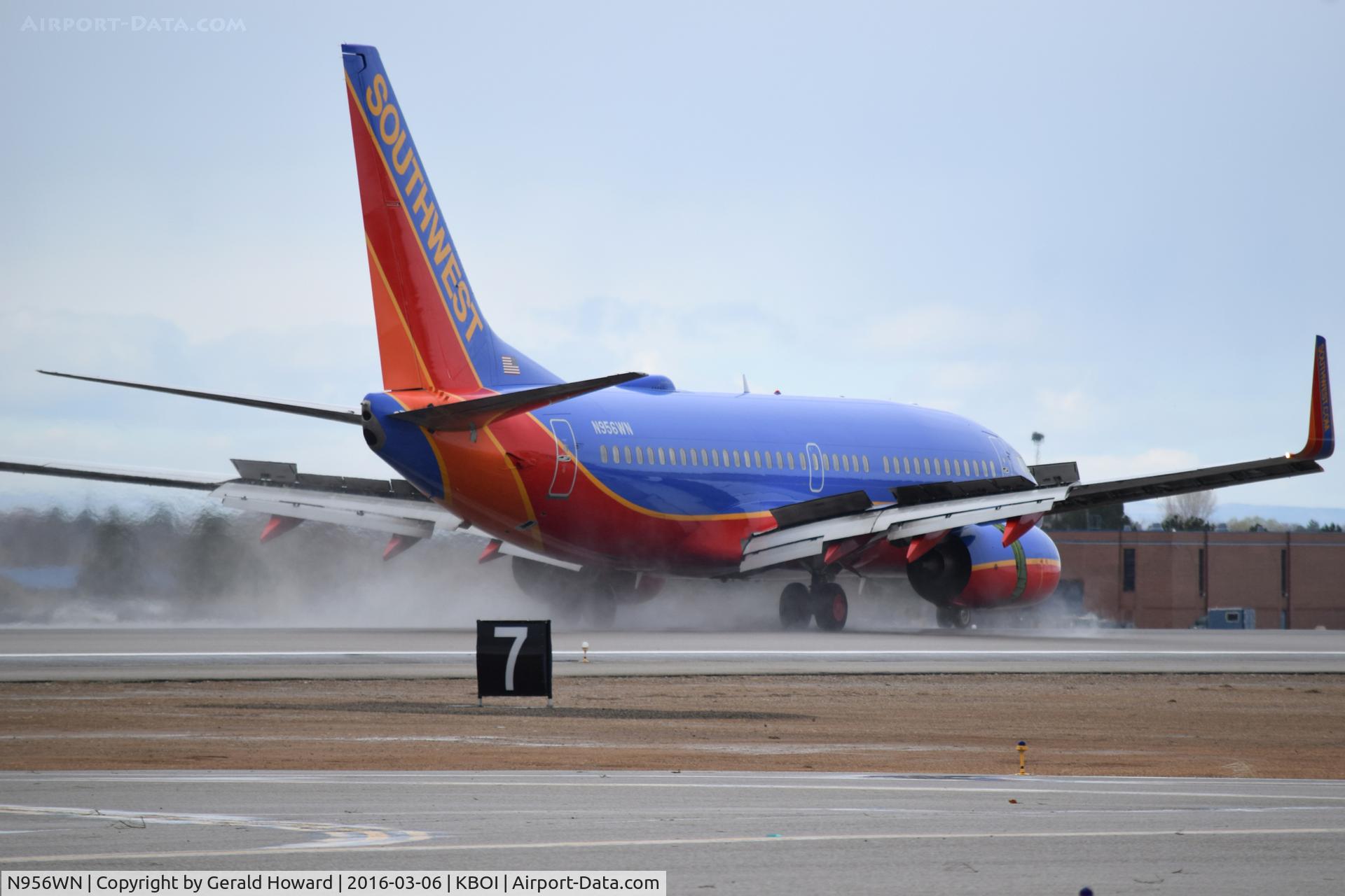 N956WN, 2011 Boeing 737-7H4 C/N 36672, Landing RWY 28R.