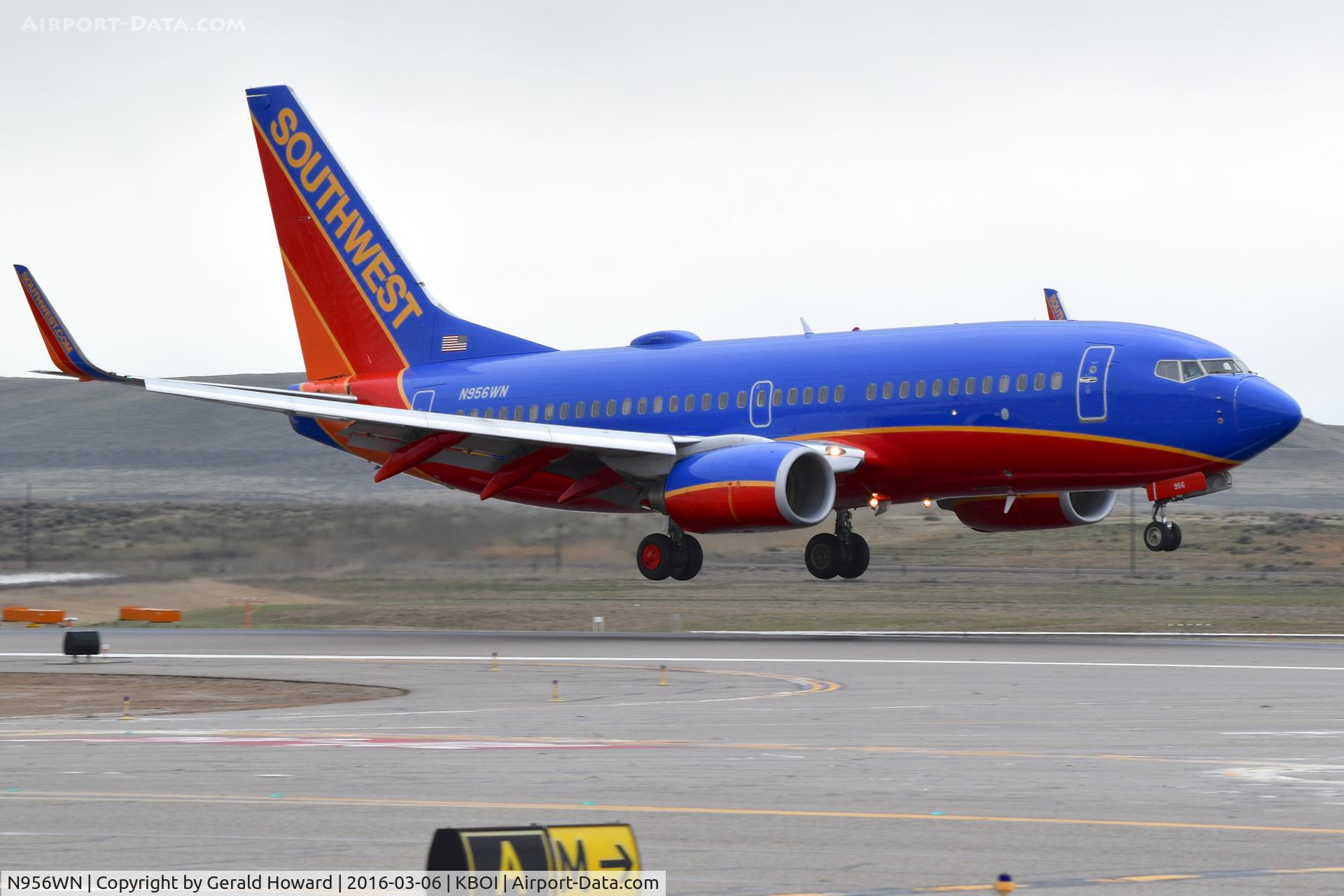 N956WN, 2011 Boeing 737-7H4 C/N 36672, Landing RWY 28R.