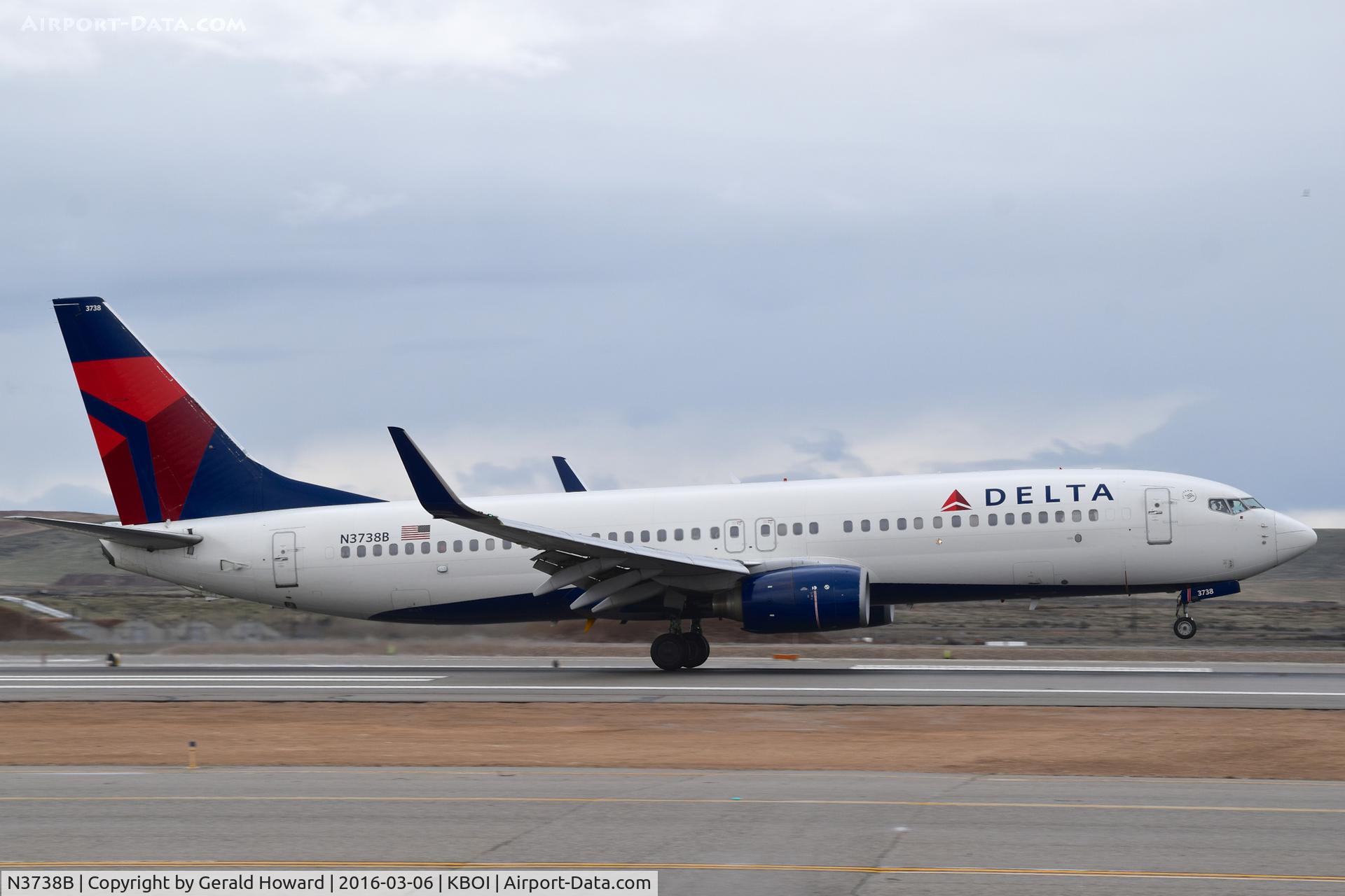 N3738B, 2000 Boeing 737-832 C/N 30382, Landing RWY 28R.