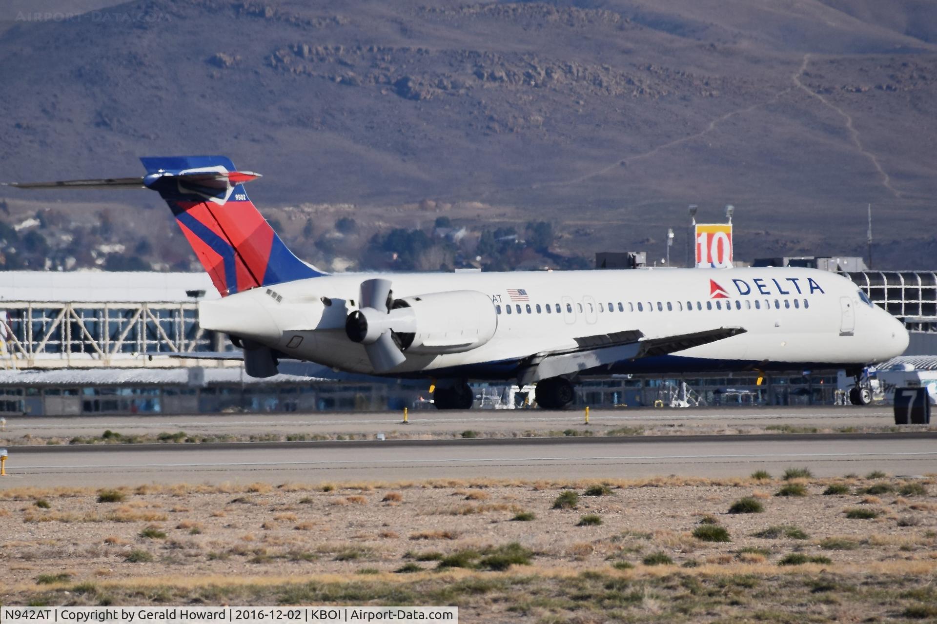 N942AT, 1999 Boeing 717-200 C/N 55005, Landing roll out.