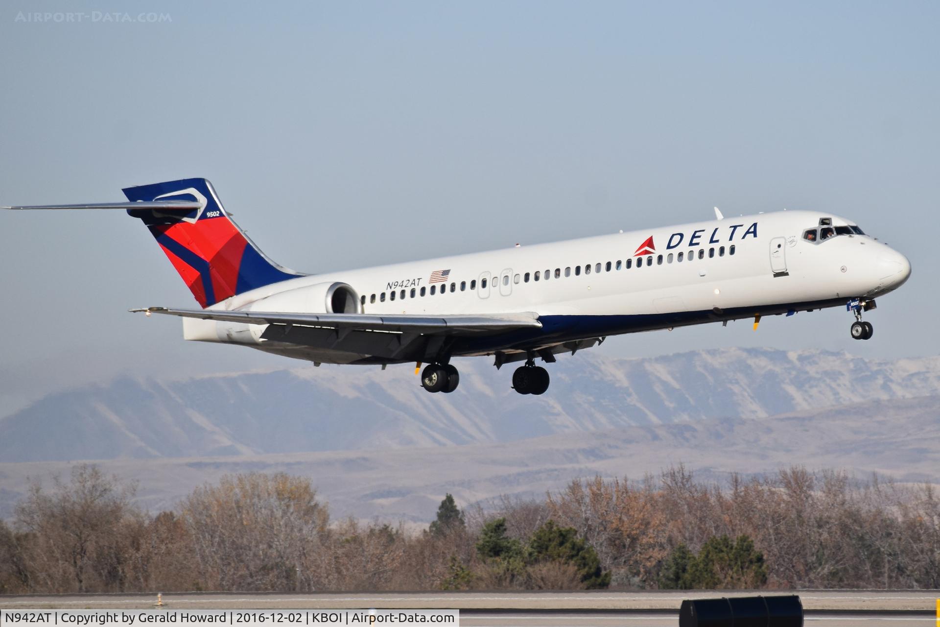 N942AT, 1999 Boeing 717-200 C/N 55005, On final for RWY 10L.