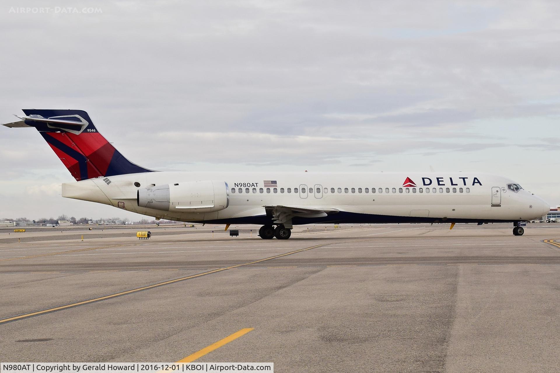 N980AT, 2002 Boeing 717-200 C/N 55039, Taxing to Gate.