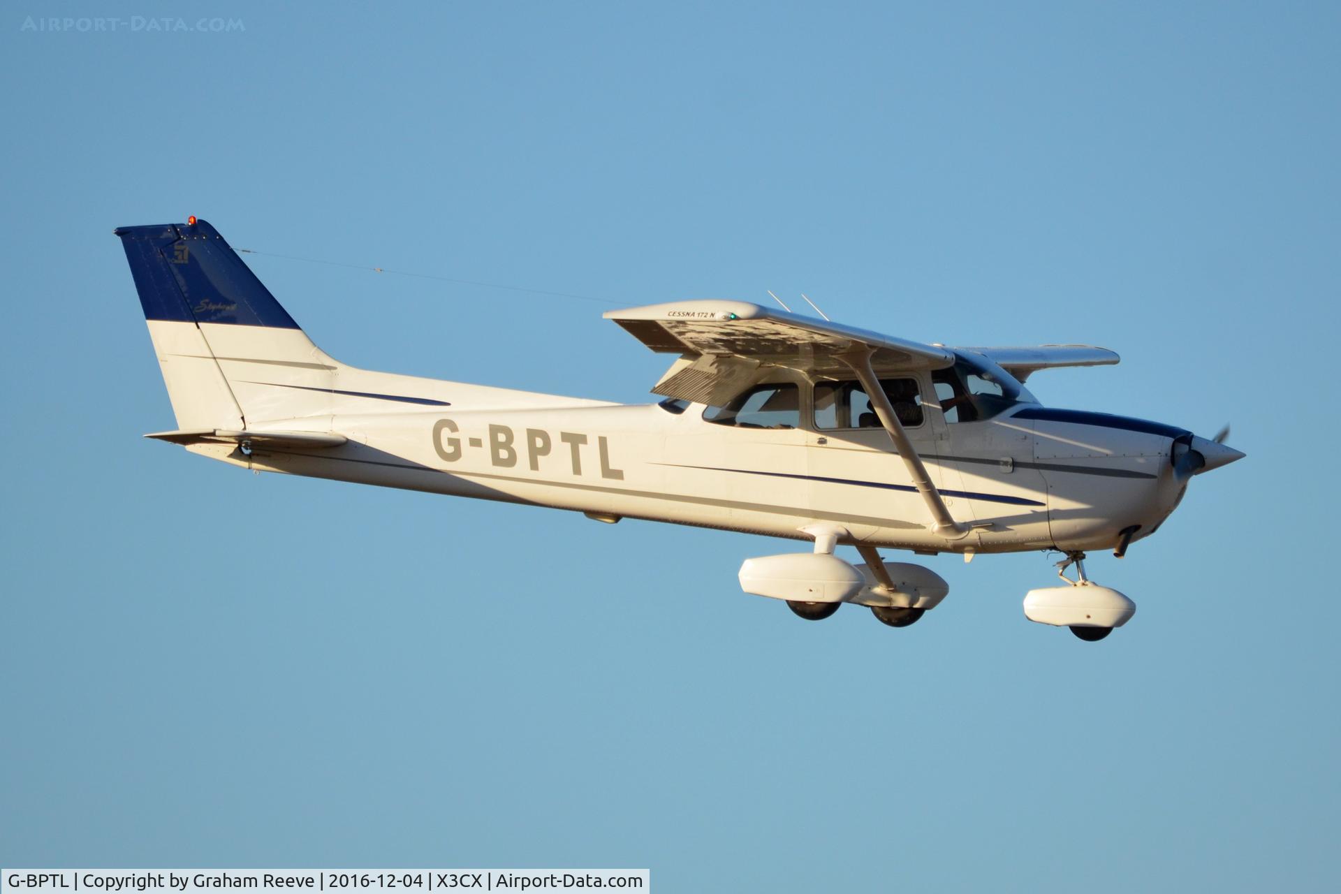G-BPTL, 1977 Cessna 172N C/N 172-68652, Landing at Northrepps.