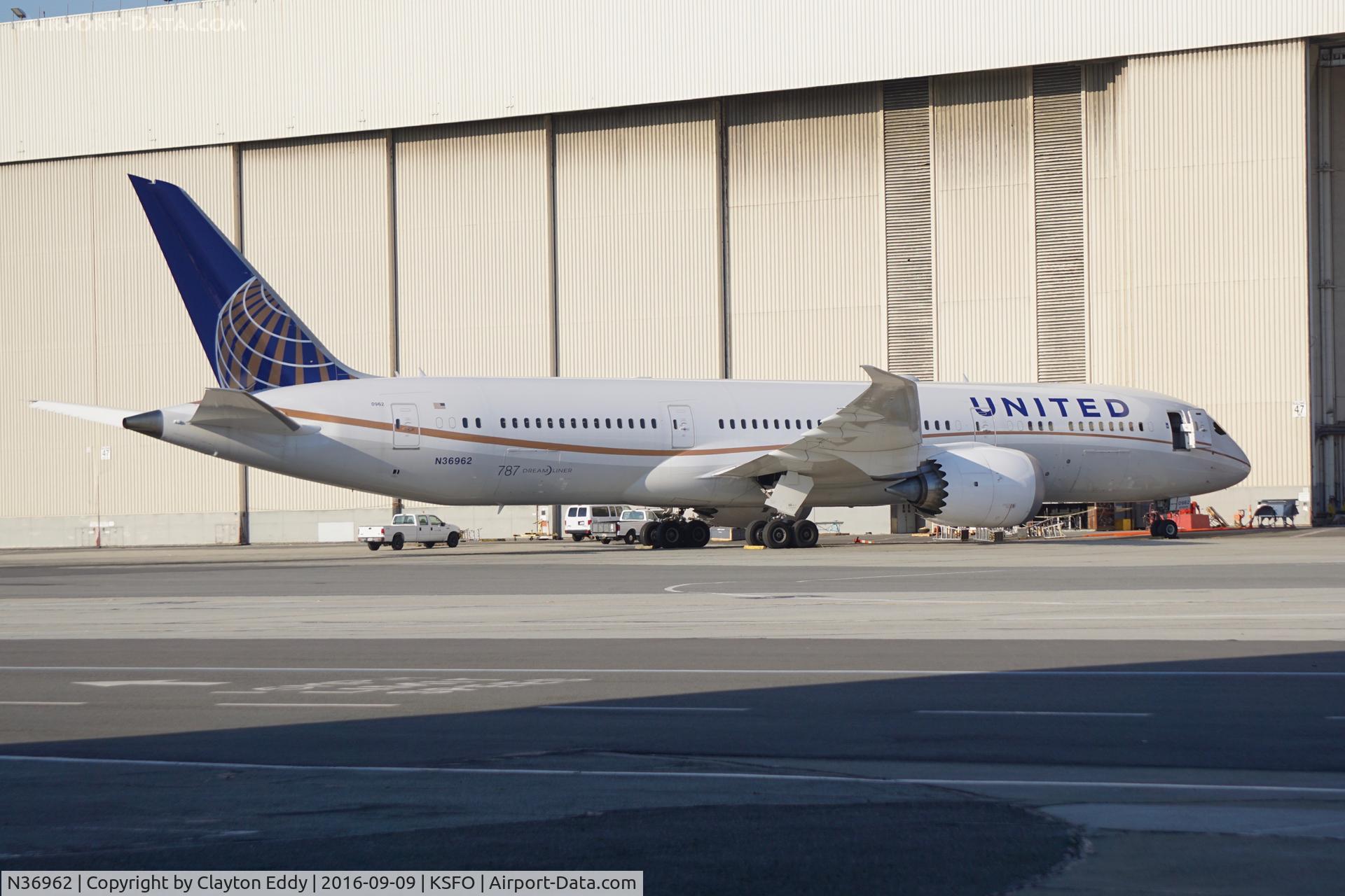 N36962, 2015 Boeing 787-9 Dreamliner C/N 35880, SFO 2016