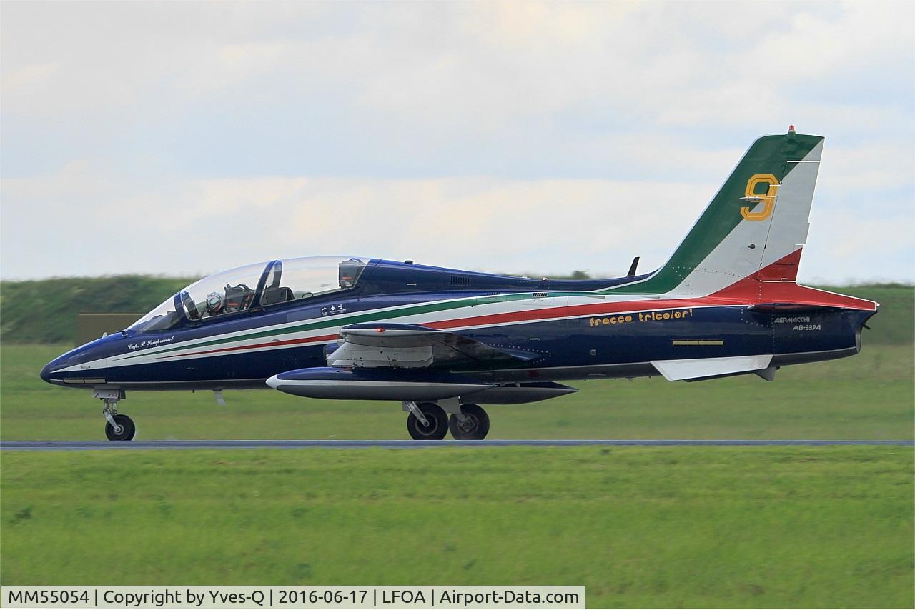 MM55054, Aermacchi MB-339PAN C/N 6848/188/AA085, Italian Air Force Aermacchi MB-339PAN, N°9 of Frecce Tricolori Aerobatic Team 2016, Landing rwy 24, Avord Air Base  702 (LFOA) Open day 2016