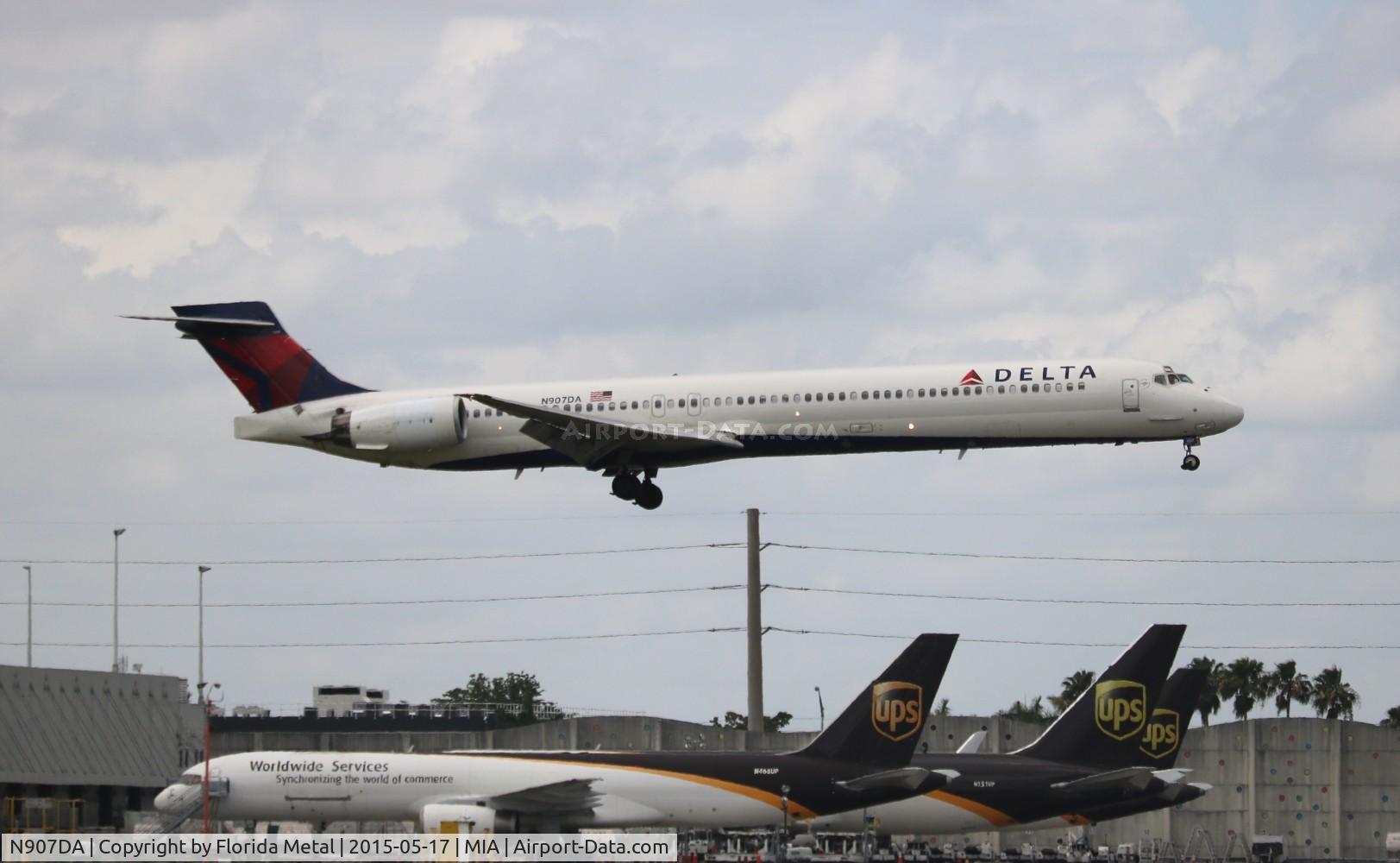 N907DA, 1995 McDonnell Douglas MD-90-30 C/N 53387, Delta
