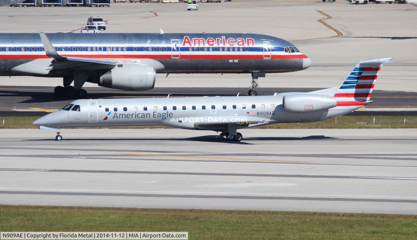 N909AE, 2005 Embraer ERJ-145LR (EMB-145LR) C/N 14500899, American Eagle