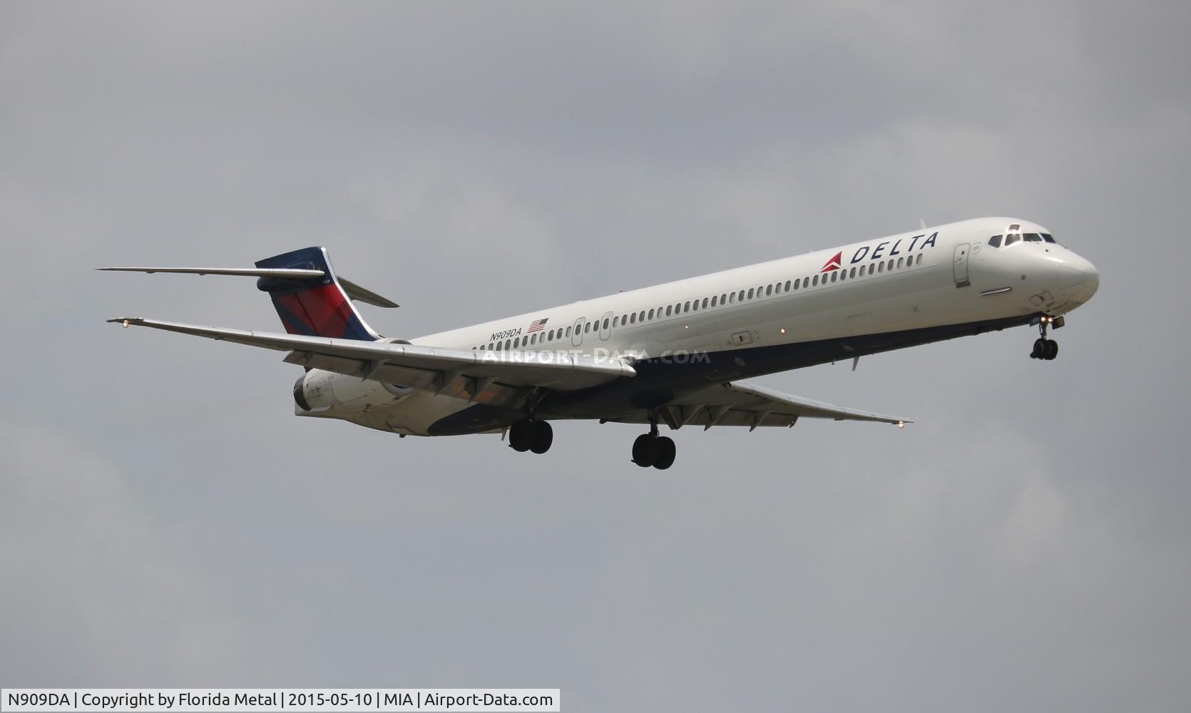 N909DA, 1995 McDonnell Douglas MD-90-30 C/N 53389, Delta