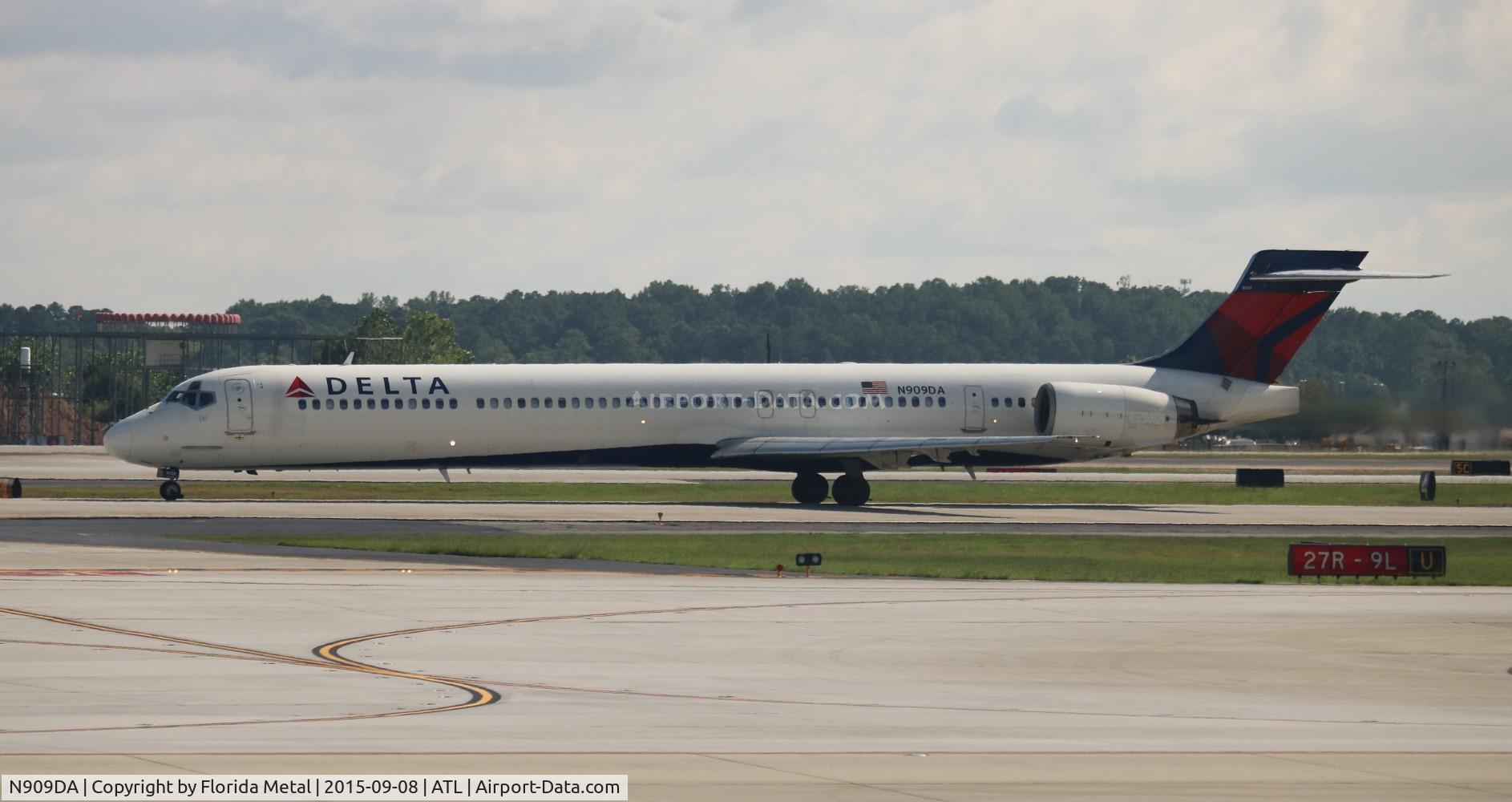 N909DA, 1995 McDonnell Douglas MD-90-30 C/N 53389, Delta