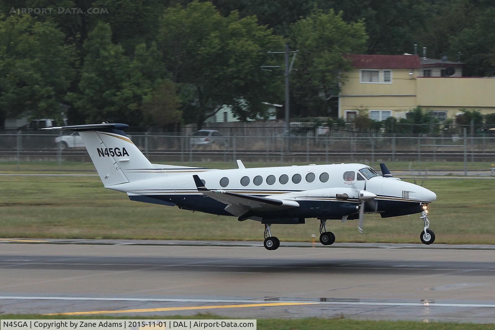 N45GA, Raytheon Aircraft Company B300 C/N FL-514, Dallas Love Field