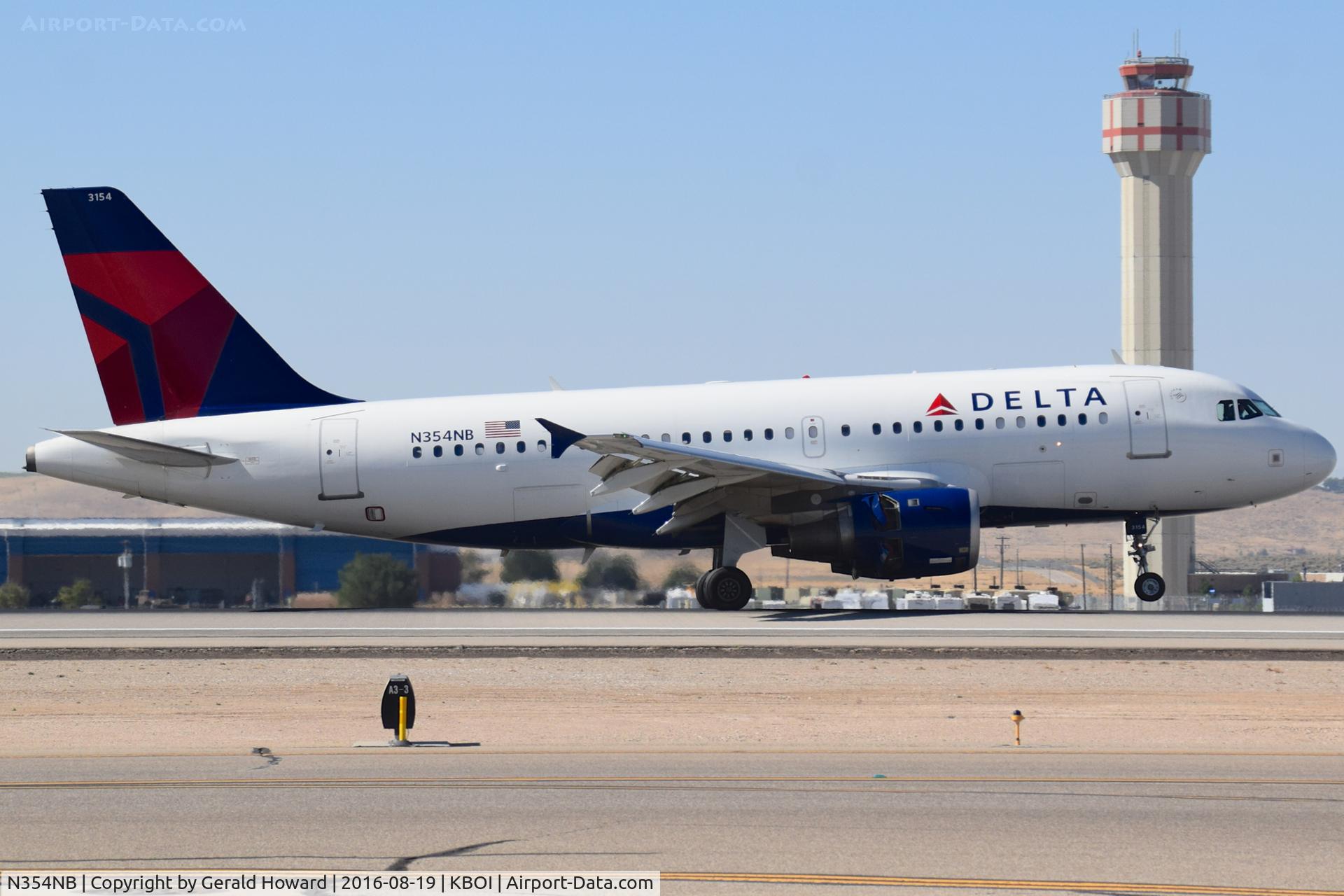 N354NB, 2002 Airbus A319-114 C/N 1833, Landing RWY 28R.