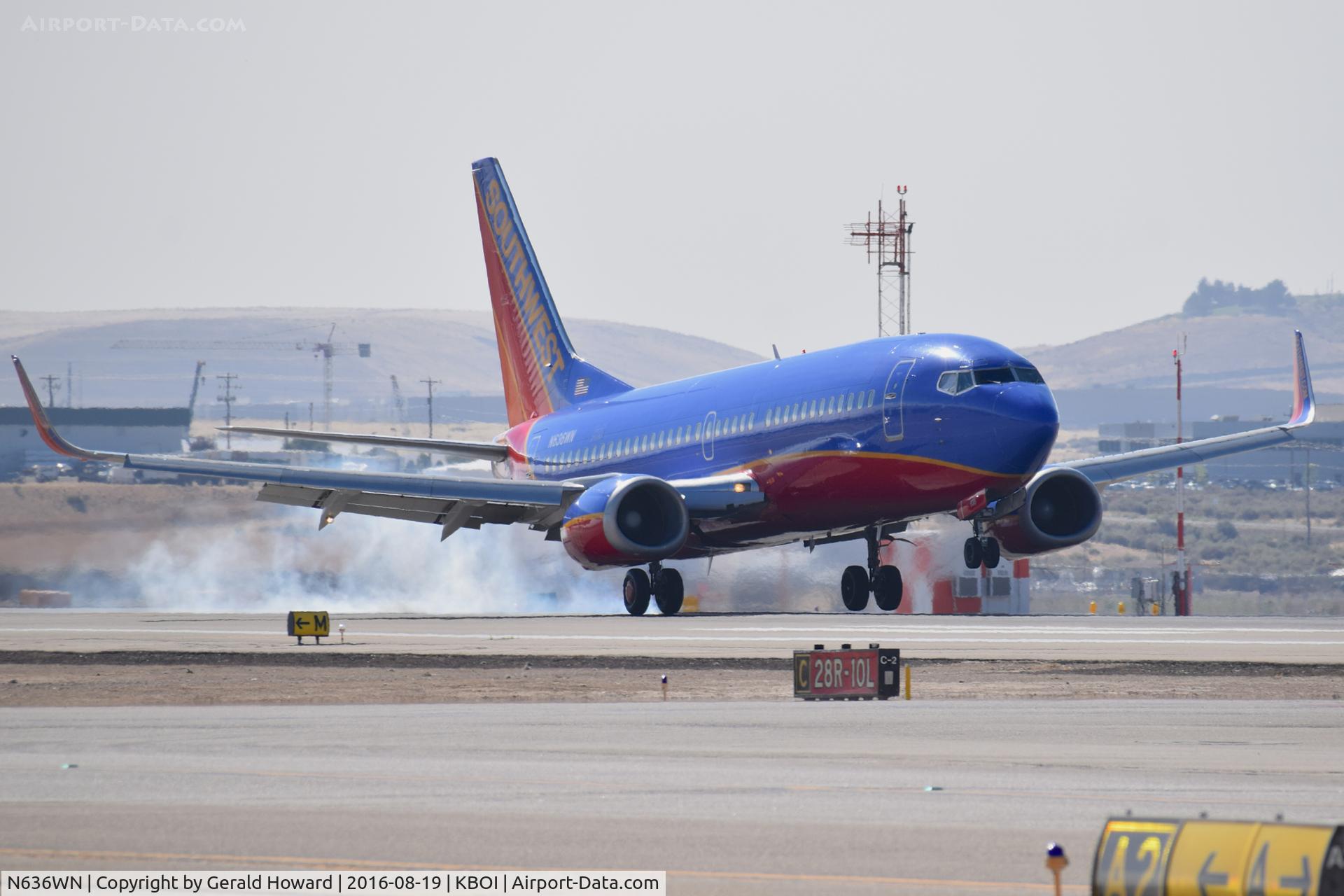 N636WN, 1996 Boeing 737-3H4 C/N 27709, Landing RWY 28R.