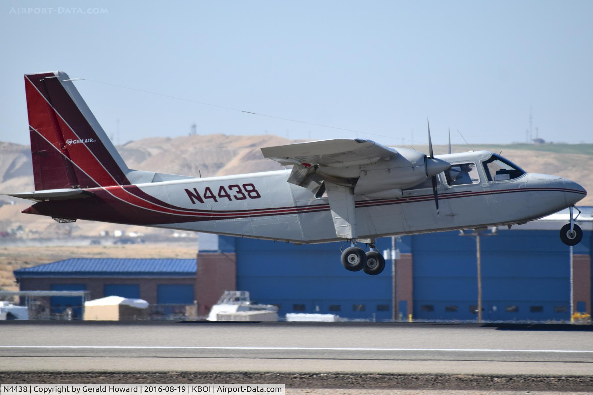 N4438, 1976 Britten-Norman BN-2A-20 Islander C/N 766, Landing RWY 28R. At BOI to take passengers north to the Idaho back country for rafting trips.