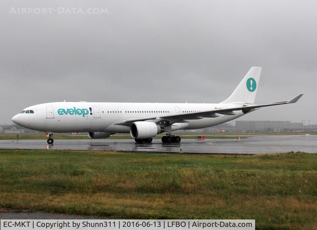 EC-MKT, 2006 Airbus A330-223 C/N 802, Taxiing to the Terminal...
