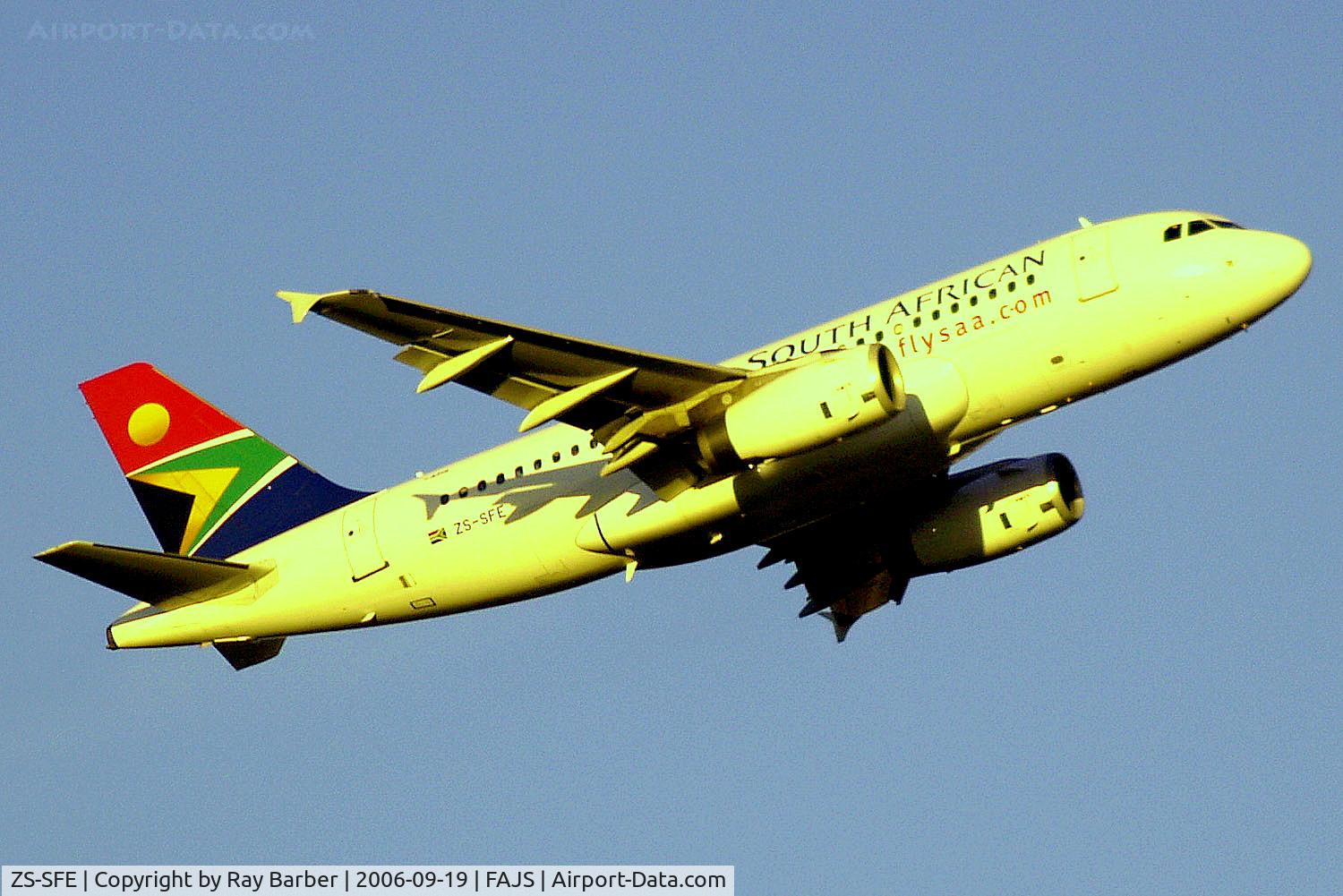 ZS-SFE, 2004 Airbus A319-132 C/N 2281, Airbus A319-131 [2281] (South African Airways) Johannesburg Int~ZS 19/09/2006. Taken through the glass of the terminal.