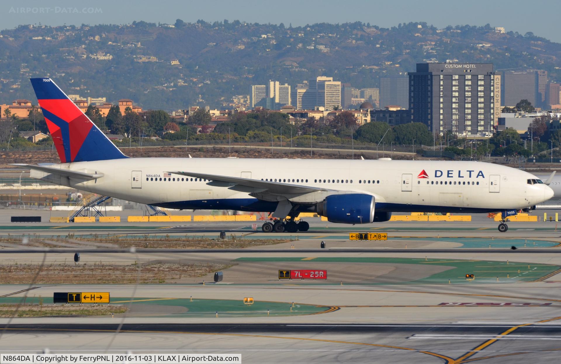 N864DA, 1999 Boeing 777-232 C/N 29736, Delta B772 on its way to its gate.