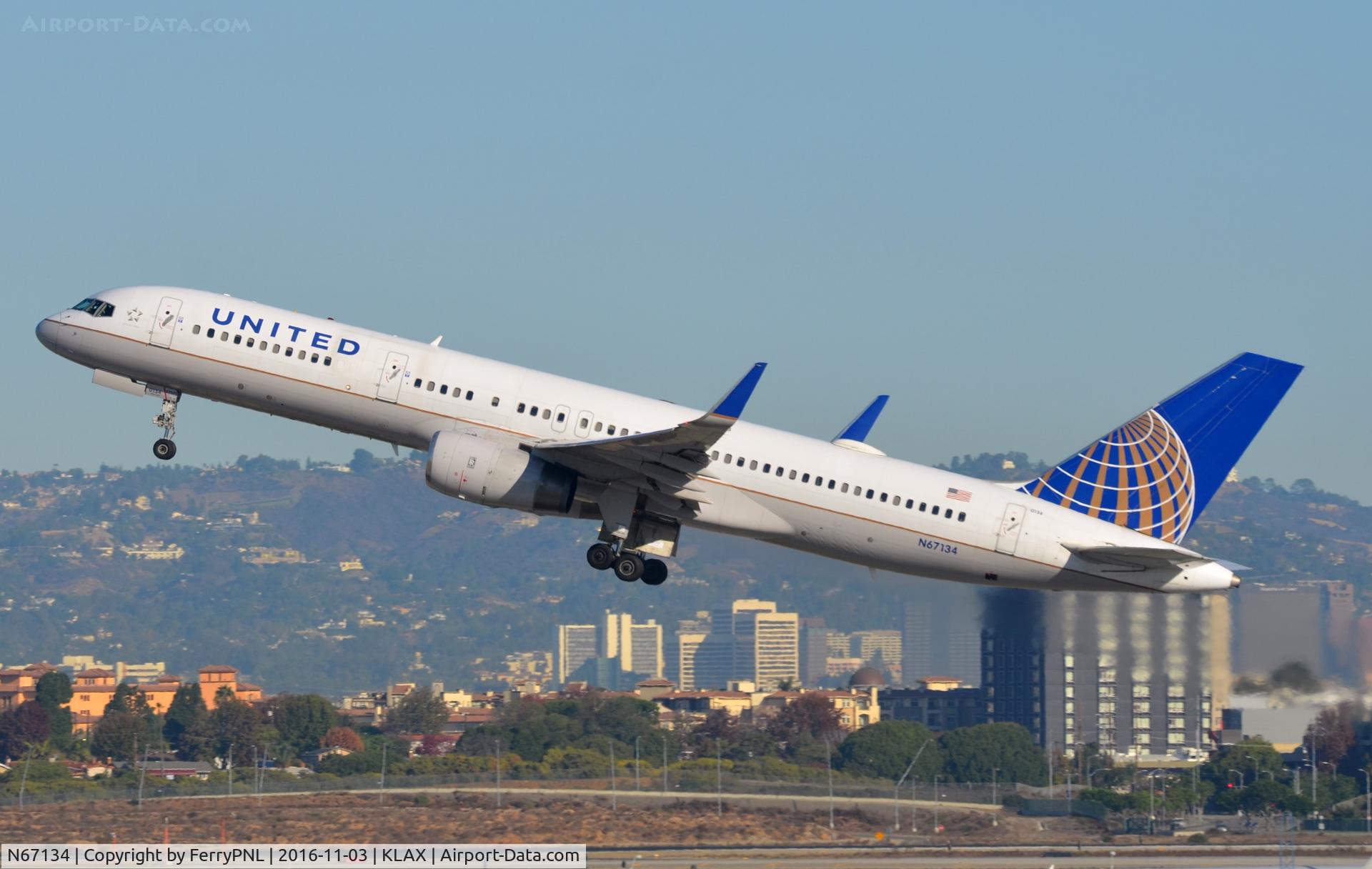 N67134, 1999 Boeing 757-224 C/N 29283, United B752 departing.