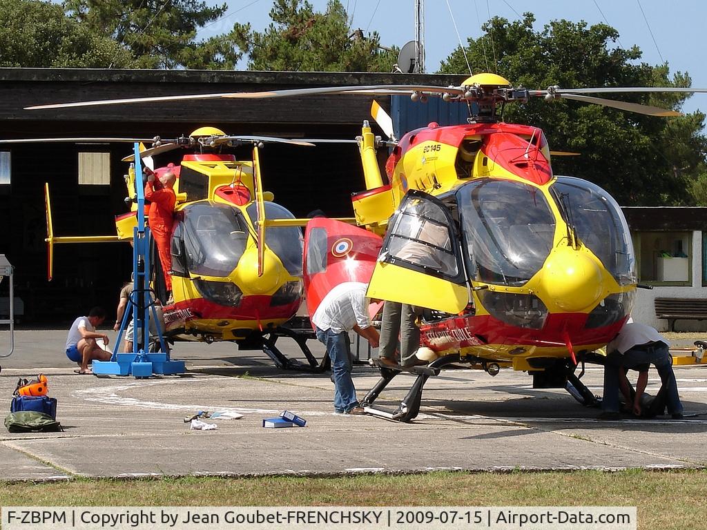 F-ZBPM, Eurocopter-Kawasaki EC-145 (BK-117C-2) C/N 9022, Two DRAGON 33 (with F-ZBQF summer 2009 at Lacanau océan)