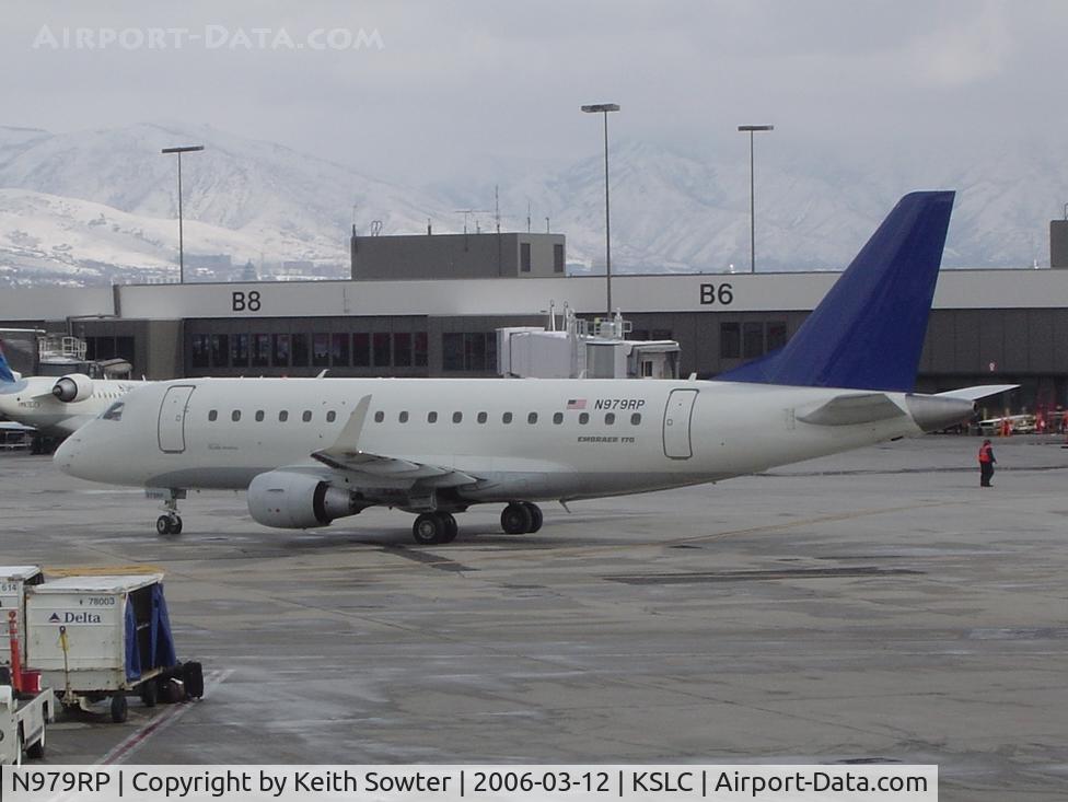N979RP, 2005 Embraer 170SE (ERJ-170-100SE) C/N 17000088, push back