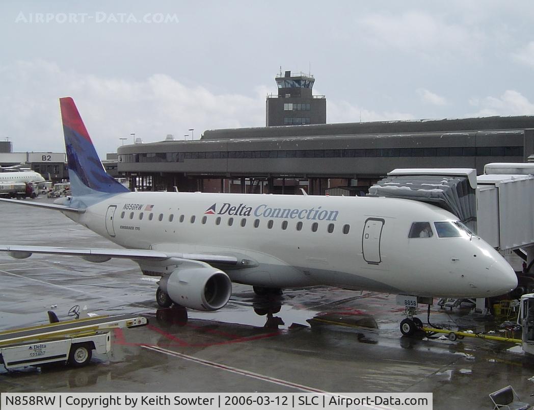N858RW, 2005 Embraer 170SE (ERJ-170-100SE) C/N 17000080, On stand