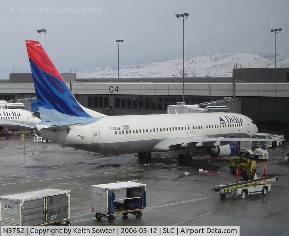 N3752, 2001 Boeing 737-832 C/N 30492, On stand