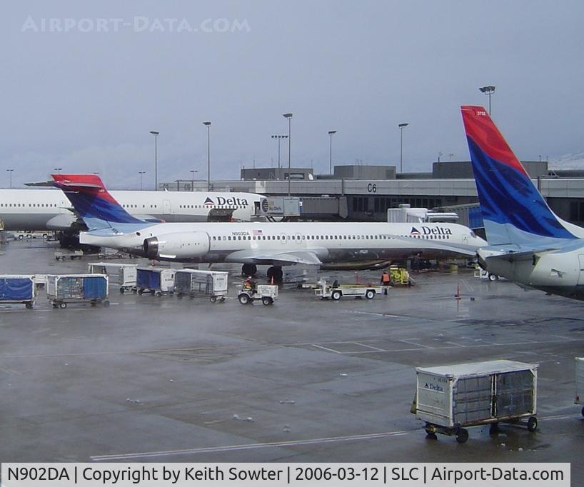N902DA, 1994 McDonnell Douglas MD-90-30 C/N 53382, On stand
